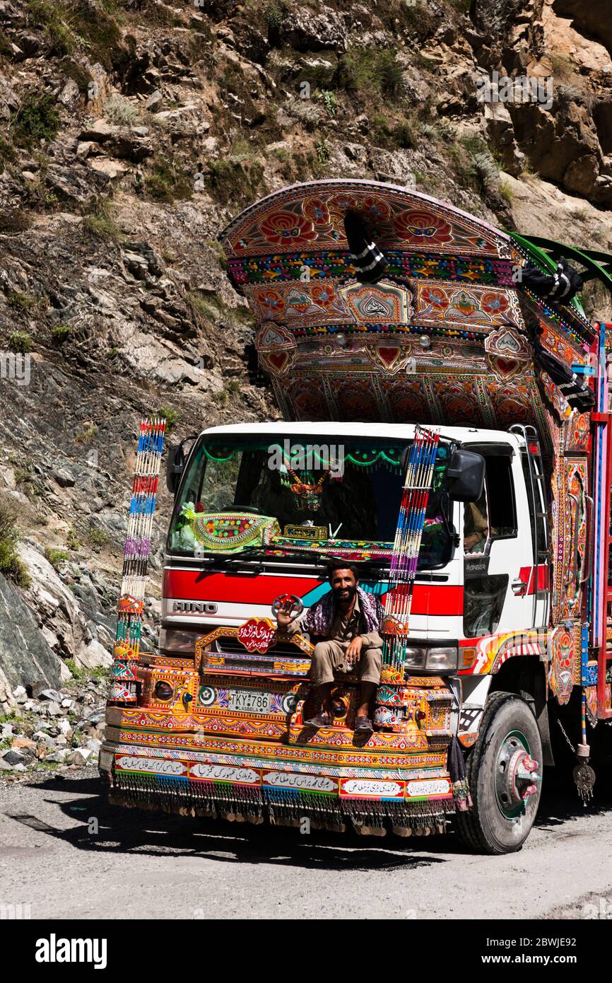 trafic locale, camion e camion, Karakoram Highway, Indo Valley, Karakoram montagna, Gilgit-Baltistan Provincia, Pakistan, Asia meridionale, Asia Foto Stock