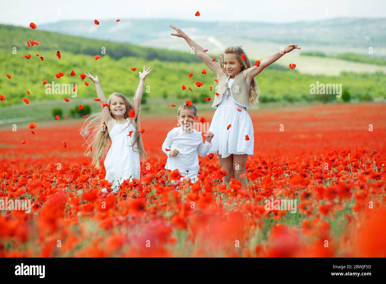 I bambini in natura si divertono. Foto Stock