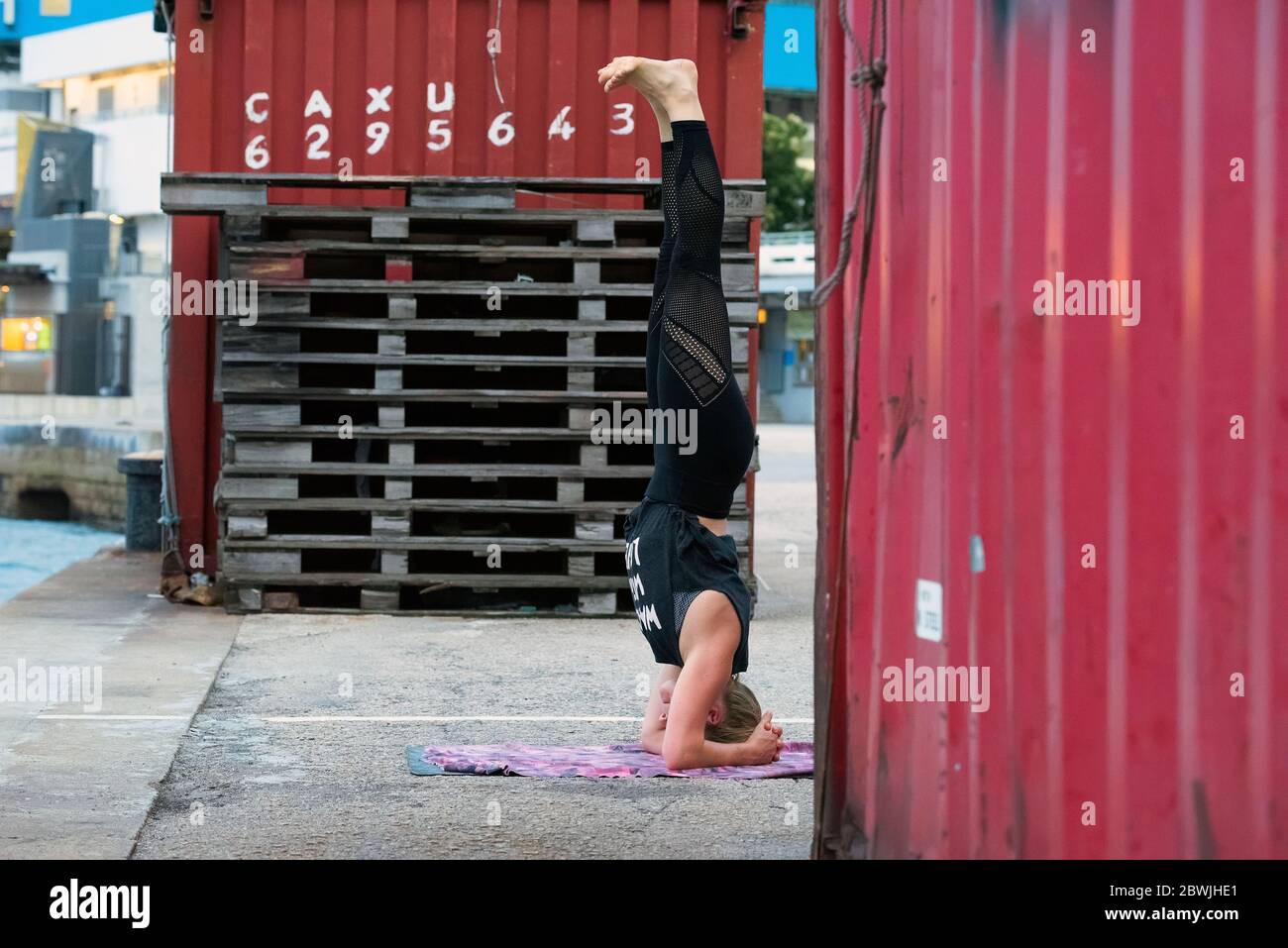 Persone che praticano lo Yoga all'aperto durante il COVID-19, Coronavirus Pandemic, Hong Kong, Cina. Foto Stock