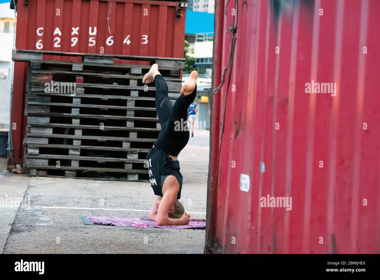 Persone che praticano lo Yoga all'aperto durante il COVID-19, Coronavirus Pandemic, Hong Kong, Cina. Foto Stock