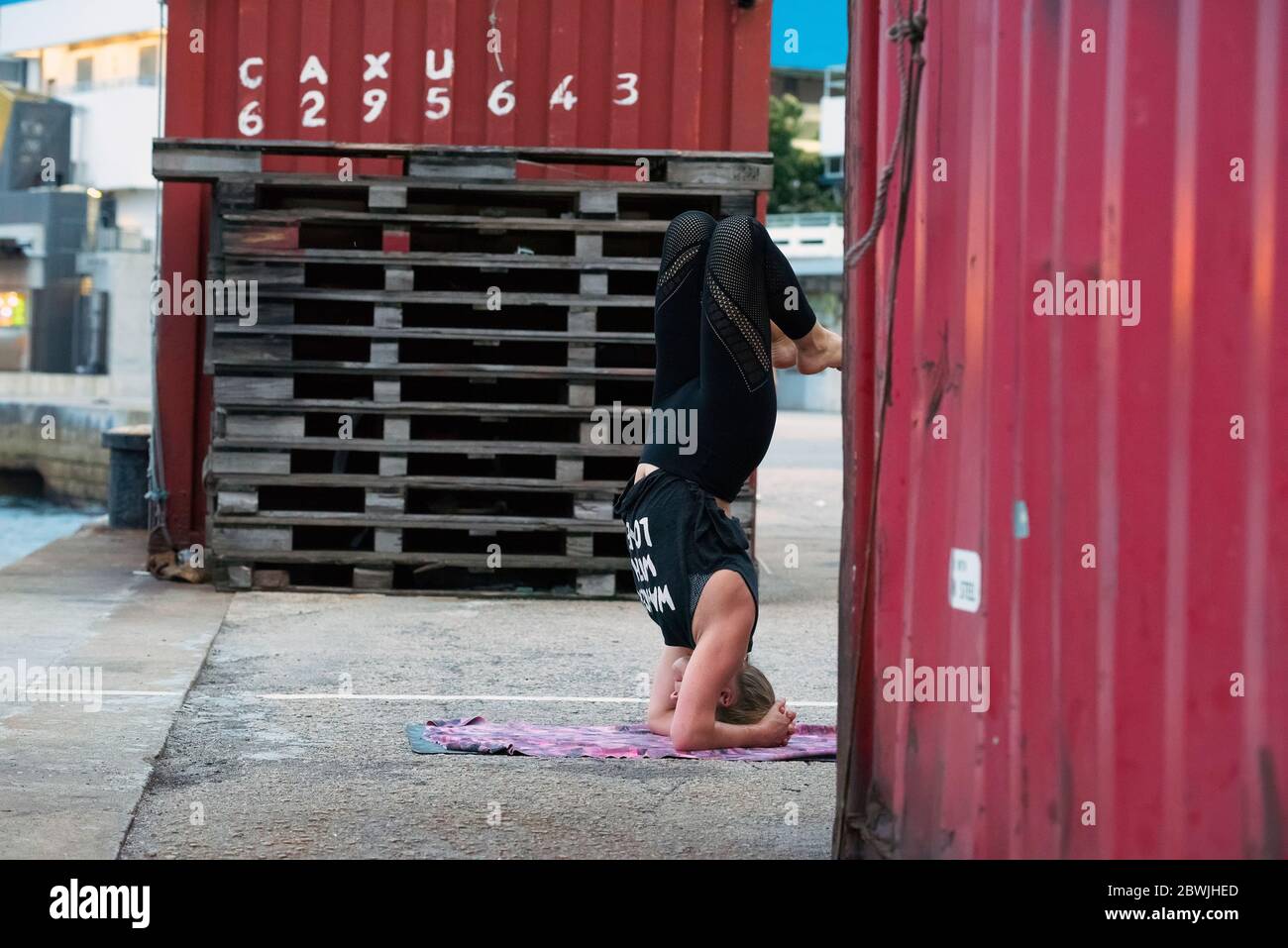 Persone che praticano lo Yoga all'aperto durante il COVID-19, Coronavirus Pandemic, Hong Kong, Cina. Foto Stock