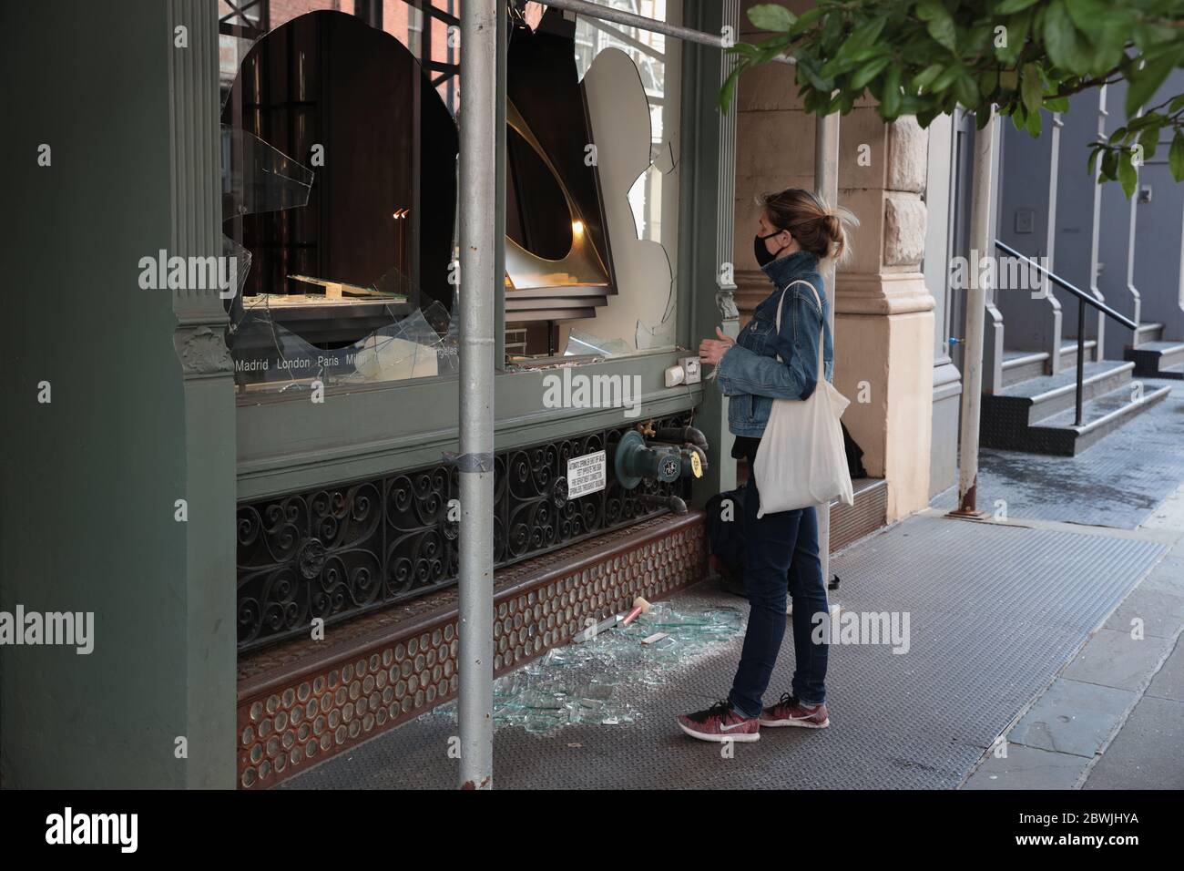 New York, NY, USA - 1 giugno 2020: Finestre di gioielleria designer boutique uno de 50 su Prince Street si è abbattuto e negozi saccheggiati dopo 2 notti di saccheggio Foto Stock