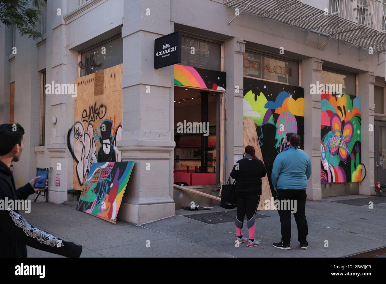 New York, NY, USA - 1 giugno 2020: Le finestre della boutique Coach su Wooster Street si sono abbattuto e i negozi sono stati saccheggiati dopo 2 notti di disordini civili. Foto Stock