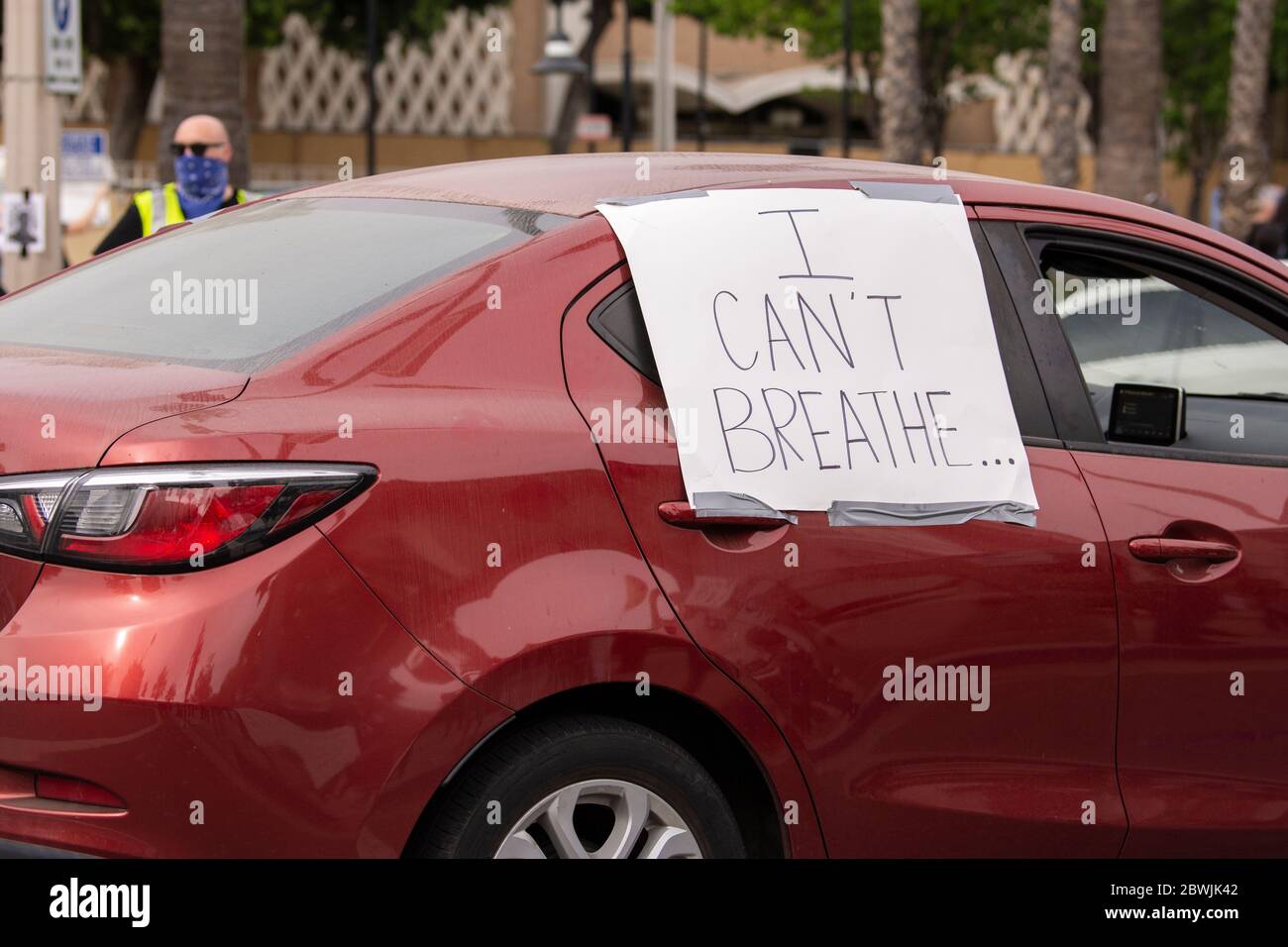 Una manifestazione Black Lives Matter Inland Empire nella città di Riverside, California, USA in protesta della morte di George Floyd un uomo nero di 46 anni, ucciso dalla polizia di Minneapolis il 25 maggio durante l'arresto. Morì dopo che un poliziotto applicò il ginocchio al collo del signor Lloyds per più di nove minuti, mentre il sospetto era a terra e maneggiato. La morte di MR. Floyds ha scatenato massicce proteste in tutti gli Stati Uniti, anche qui a Riverside. Foto Stock