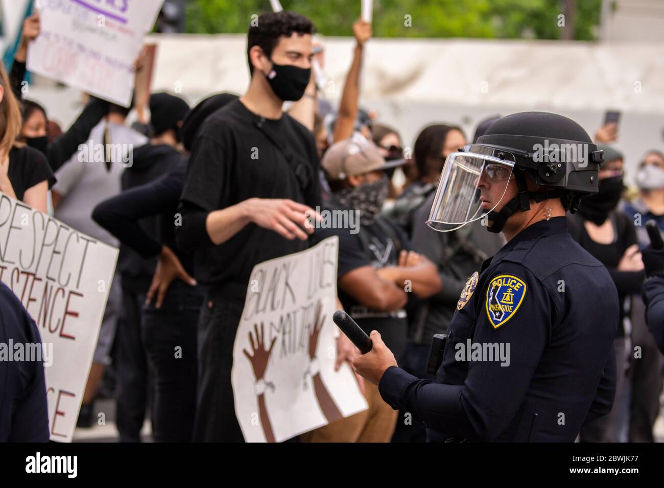 Una manifestazione Black Lives Matter Inland Empire nella città di Riverside, California, USA in protesta della morte di George Floyd un uomo nero di 46 anni, ucciso dalla polizia di Minneapolis il 25 maggio durante l'arresto. Morì dopo che un poliziotto applicò il ginocchio al collo del signor Lloyds per più di nove minuti, mentre il sospetto era a terra e maneggiato. La morte di MR. Floyds ha scatenato massicce proteste in tutti gli Stati Uniti, anche qui a Riverside. Foto Stock