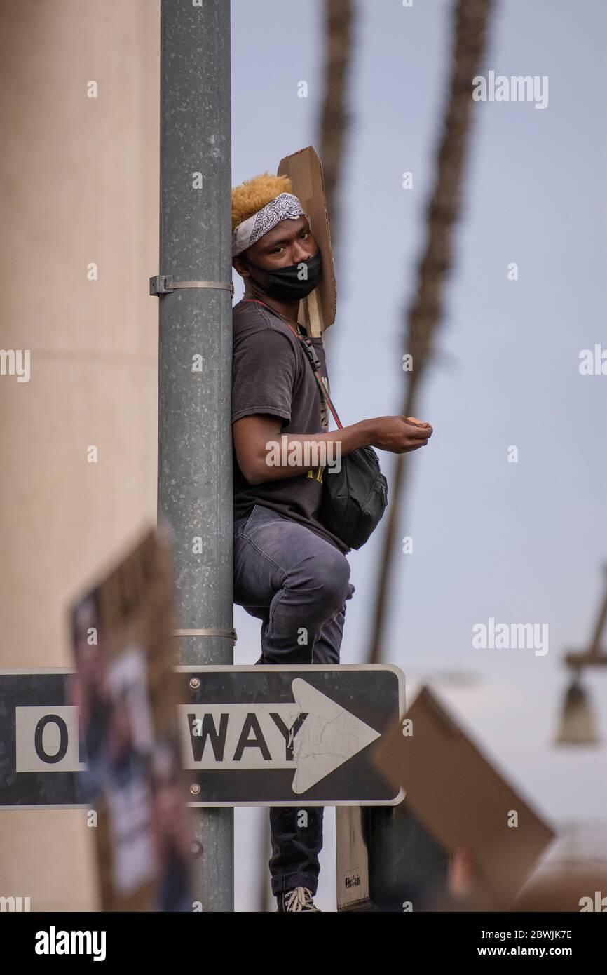 Una manifestazione Black Lives Matter Inland Empire nella città di Riverside, California, USA in protesta della morte di George Floyd un uomo nero di 46 anni, ucciso dalla polizia di Minneapolis il 25 maggio durante l'arresto. Morì dopo che un poliziotto applicò il ginocchio al collo del signor Lloyds per più di nove minuti, mentre il sospetto era a terra e maneggiato. La morte di MR. Floyds ha scatenato massicce proteste in tutti gli Stati Uniti, anche qui a Riverside. Foto Stock