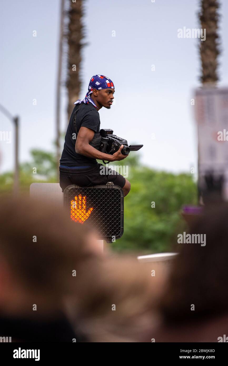 Una manifestazione Black Lives Matter Inland Empire nella città di Riverside, California, USA in protesta della morte di George Floyd un uomo nero di 46 anni, ucciso dalla polizia di Minneapolis il 25 maggio durante l'arresto. Morì dopo che un poliziotto applicò il ginocchio al collo del signor Lloyds per più di nove minuti, mentre il sospetto era a terra e maneggiato. La morte di MR. Floyds ha scatenato massicce proteste in tutti gli Stati Uniti, anche qui a Riverside. Foto Stock