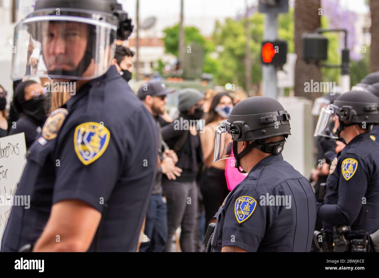 Una manifestazione Black Lives Matter Inland Empire nella città di Riverside, California, USA in protesta della morte di George Floyd un uomo nero di 46 anni, ucciso dalla polizia di Minneapolis il 25 maggio durante l'arresto. Morì dopo che un poliziotto applicò il ginocchio al collo del signor Lloyds per più di nove minuti, mentre il sospetto era a terra e maneggiato. La morte di MR. Floyds ha scatenato massicce proteste in tutti gli Stati Uniti, anche qui a Riverside. Foto Stock