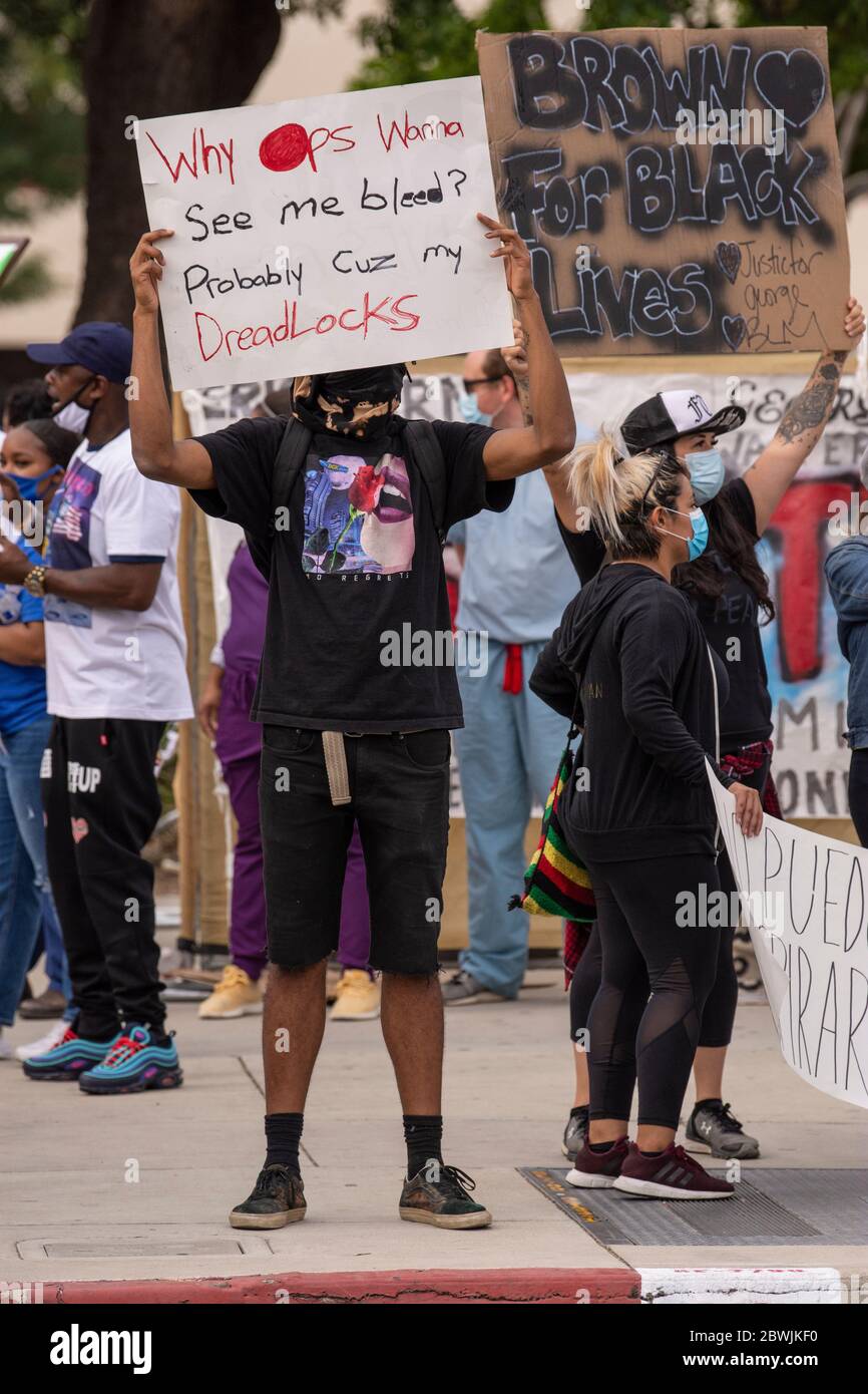 Una manifestazione Black Lives Matter Inland Empire nella città di Riverside, California, USA in protesta della morte di George Floyd un uomo nero di 46 anni, ucciso dalla polizia di Minneapolis il 25 maggio durante l'arresto. Morì dopo che un poliziotto applicò il ginocchio al collo del signor Lloyds per più di nove minuti, mentre il sospetto era a terra e maneggiato. La morte di MR. Floyds ha scatenato massicce proteste in tutti gli Stati Uniti, anche qui a Riverside. Foto Stock