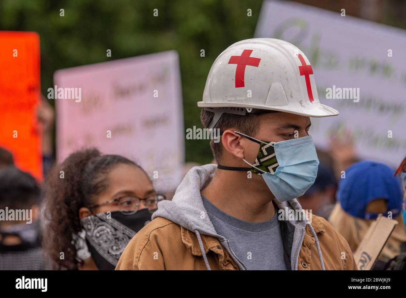 Una manifestazione Black Lives Matter Inland Empire nella città di Riverside, California, USA in protesta della morte di George Floyd un uomo nero di 46 anni, ucciso dalla polizia di Minneapolis il 25 maggio durante l'arresto. Morì dopo che un poliziotto applicò il ginocchio al collo del signor Lloyds per più di nove minuti, mentre il sospetto era a terra e maneggiato. La morte di MR. Floyds ha scatenato massicce proteste in tutti gli Stati Uniti, anche qui a Riverside. Foto Stock
