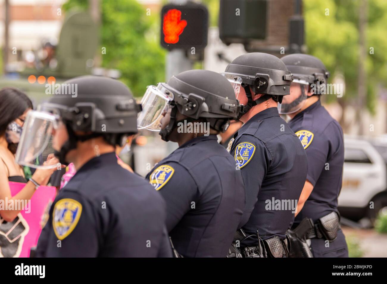 Una manifestazione Black Lives Matter Inland Empire nella città di Riverside, California, USA in protesta della morte di George Floyd un uomo nero di 46 anni, ucciso dalla polizia di Minneapolis il 25 maggio durante l'arresto. Morì dopo che un poliziotto applicò il ginocchio al collo del signor Lloyds per più di nove minuti, mentre il sospetto era a terra e maneggiato. La morte di MR. Floyds ha scatenato massicce proteste in tutti gli Stati Uniti, anche qui a Riverside. Foto Stock
