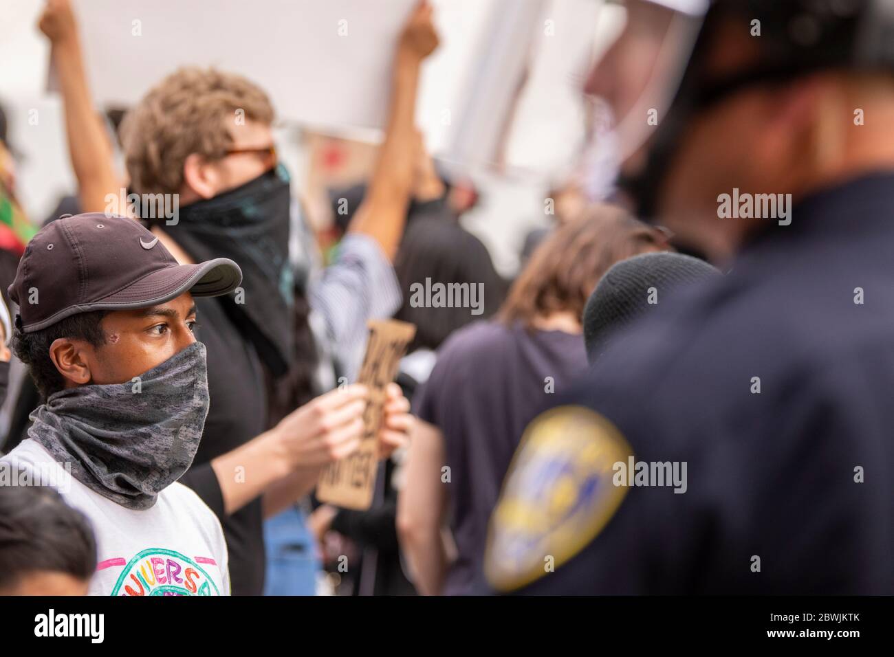 Una manifestazione Black Lives Matter Inland Empire nella città di Riverside, California, USA in protesta della morte di George Floyd un uomo nero di 46 anni, ucciso dalla polizia di Minneapolis il 25 maggio durante l'arresto. Morì dopo che un poliziotto applicò il ginocchio al collo del signor Lloyds per più di nove minuti, mentre il sospetto era a terra e maneggiato. La morte di MR. Floyds ha scatenato massicce proteste in tutti gli Stati Uniti, anche qui a Riverside. Foto Stock