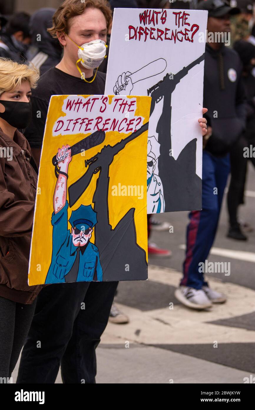 Una manifestazione Black Lives Matter Inland Empire nella città di Riverside, California, USA in protesta della morte di George Floyd un uomo nero di 46 anni, ucciso dalla polizia di Minneapolis il 25 maggio durante l'arresto. Morì dopo che un poliziotto applicò il ginocchio al collo del signor Lloyds per più di nove minuti, mentre il sospetto era a terra e maneggiato. La morte di MR. Floyds ha scatenato massicce proteste in tutti gli Stati Uniti, anche qui a Riverside. Foto Stock