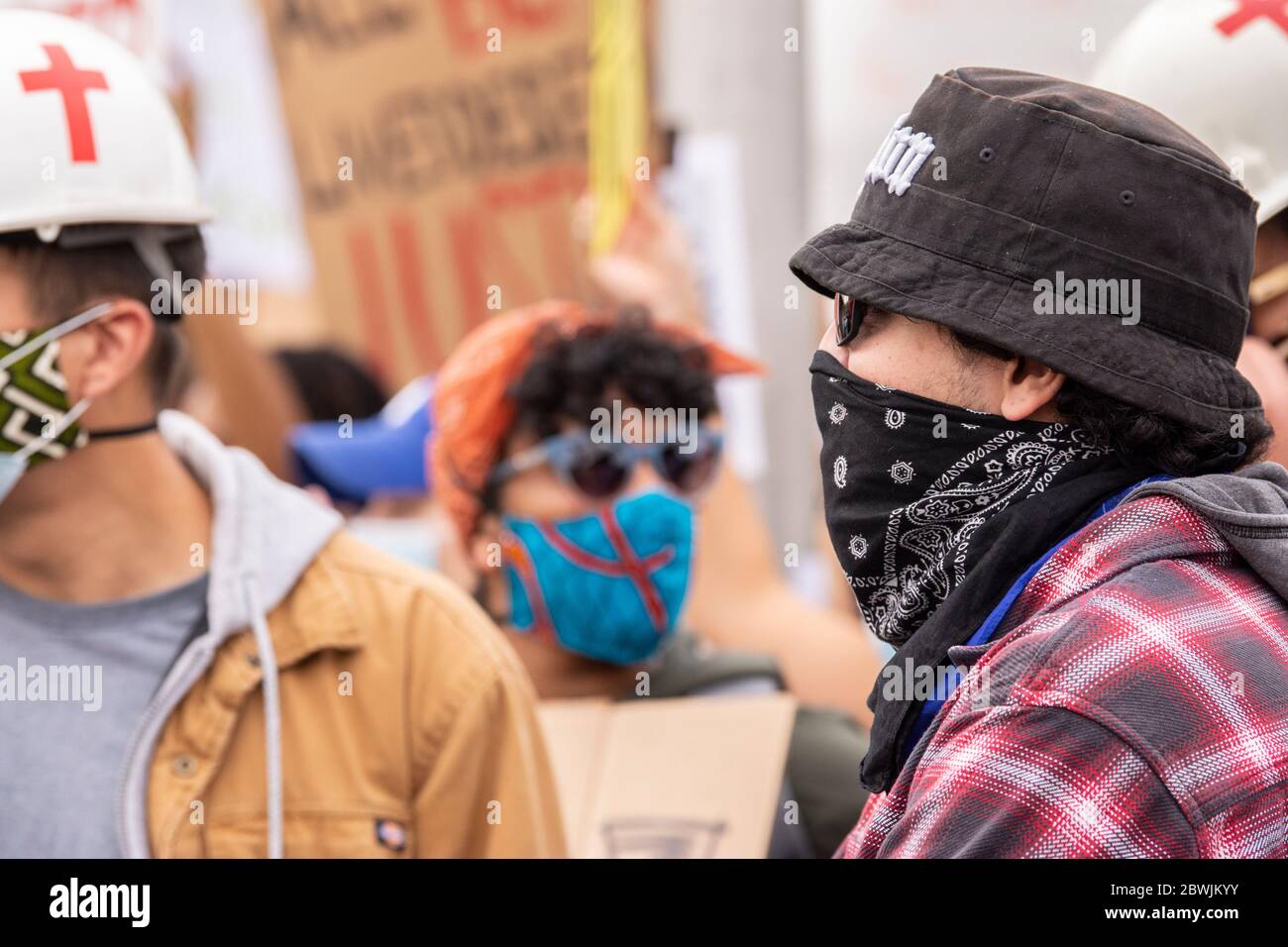 Una manifestazione Black Lives Matter Inland Empire nella città di Riverside, California, USA in protesta della morte di George Floyd un uomo nero di 46 anni, ucciso dalla polizia di Minneapolis il 25 maggio durante l'arresto. Morì dopo che un poliziotto applicò il ginocchio al collo del signor Lloyds per più di nove minuti, mentre il sospetto era a terra e maneggiato. La morte di MR. Floyds ha scatenato massicce proteste in tutti gli Stati Uniti, anche qui a Riverside. Foto Stock