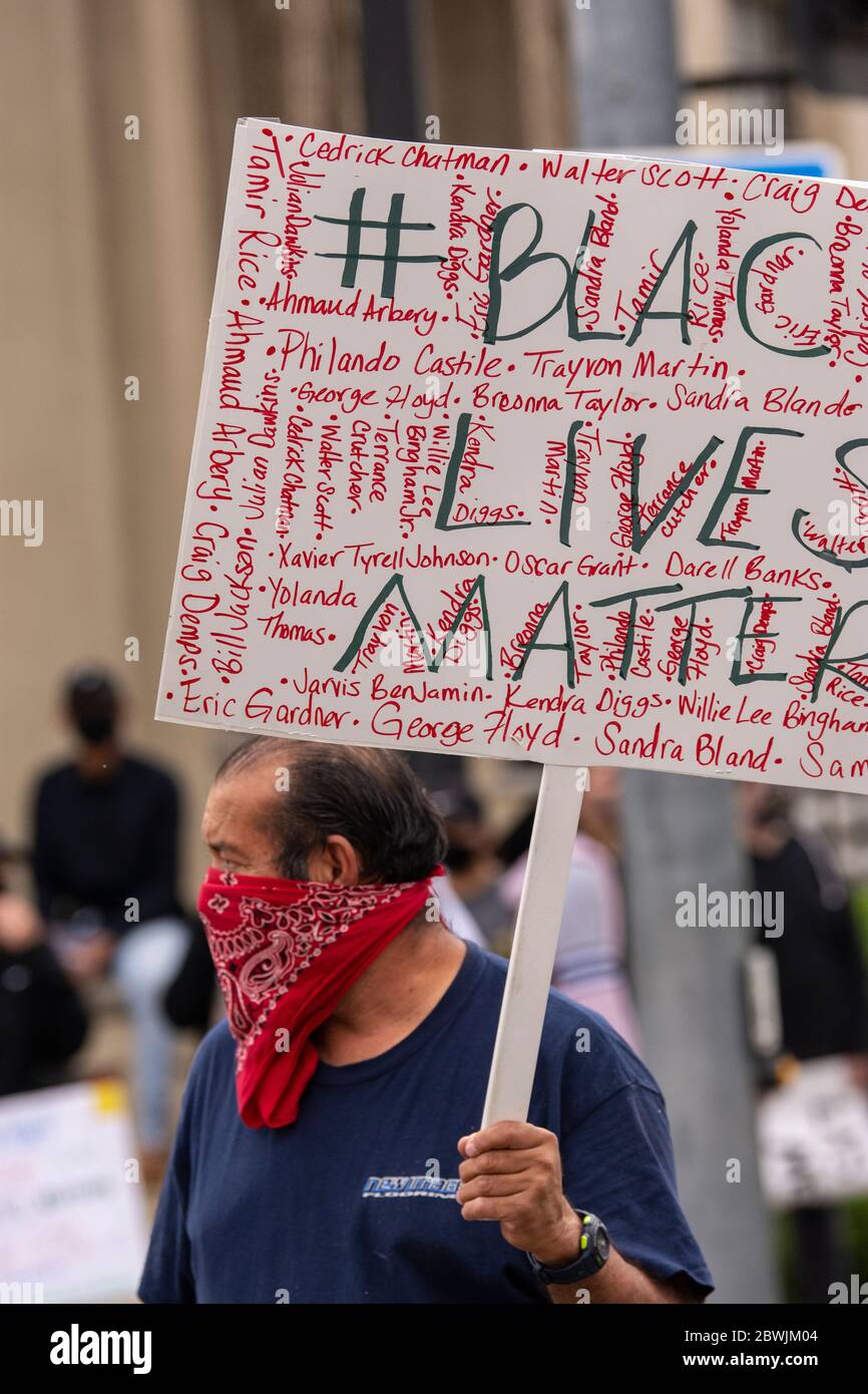 Una manifestazione Black Lives Matter Inland Empire nella città di Riverside, California, USA in protesta della morte di George Floyd un uomo nero di 46 anni, ucciso dalla polizia di Minneapolis il 25 maggio durante l'arresto. Morì dopo che un poliziotto applicò il ginocchio al collo del signor Lloyds per più di nove minuti, mentre il sospetto era a terra e maneggiato. La morte di MR. Floyds ha scatenato massicce proteste in tutti gli Stati Uniti, anche qui a Riverside. Foto Stock