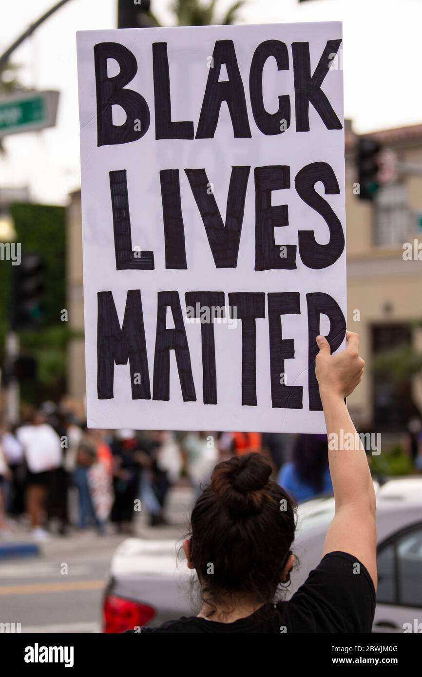 Una manifestazione Black Lives Matter Inland Empire nella città di Riverside, California, USA in protesta della morte di George Floyd un uomo nero di 46 anni, ucciso dalla polizia di Minneapolis il 25 maggio durante l'arresto. Morì dopo che un poliziotto applicò il ginocchio al collo del signor Lloyds per più di nove minuti, mentre il sospetto era a terra e maneggiato. La morte di MR. Floyds ha scatenato massicce proteste in tutti gli Stati Uniti, anche qui a Riverside. Foto Stock