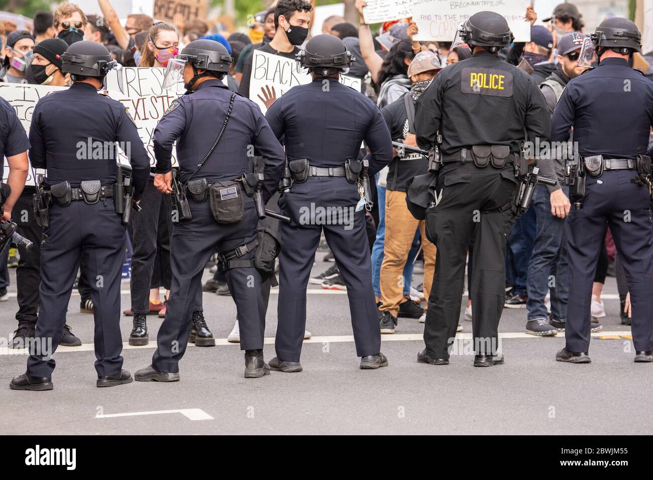Una manifestazione Black Lives Matter Inland Empire nella città di Riverside, California, USA in protesta della morte di George Floyd un uomo nero di 46 anni, ucciso dalla polizia di Minneapolis il 25 maggio durante l'arresto. Morì dopo che un poliziotto applicò il ginocchio al collo del signor Lloyds per più di nove minuti, mentre il sospetto era a terra e maneggiato. La morte di MR. Floyds ha scatenato massicce proteste in tutti gli Stati Uniti, anche qui a Riverside. Foto Stock