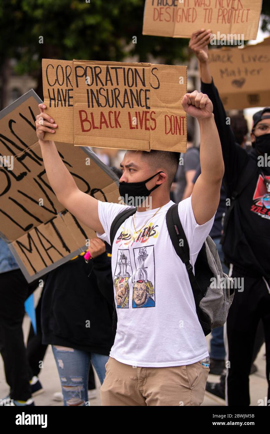 Una manifestazione Black Lives Matter Inland Empire nella città di Riverside, California, USA in protesta della morte di George Floyd un uomo nero di 46 anni, ucciso dalla polizia di Minneapolis il 25 maggio durante l'arresto. Morì dopo che un poliziotto applicò il ginocchio al collo del signor Lloyds per più di nove minuti, mentre il sospetto era a terra e maneggiato. La morte di MR. Floyds ha scatenato massicce proteste in tutti gli Stati Uniti, anche qui a Riverside. Foto Stock