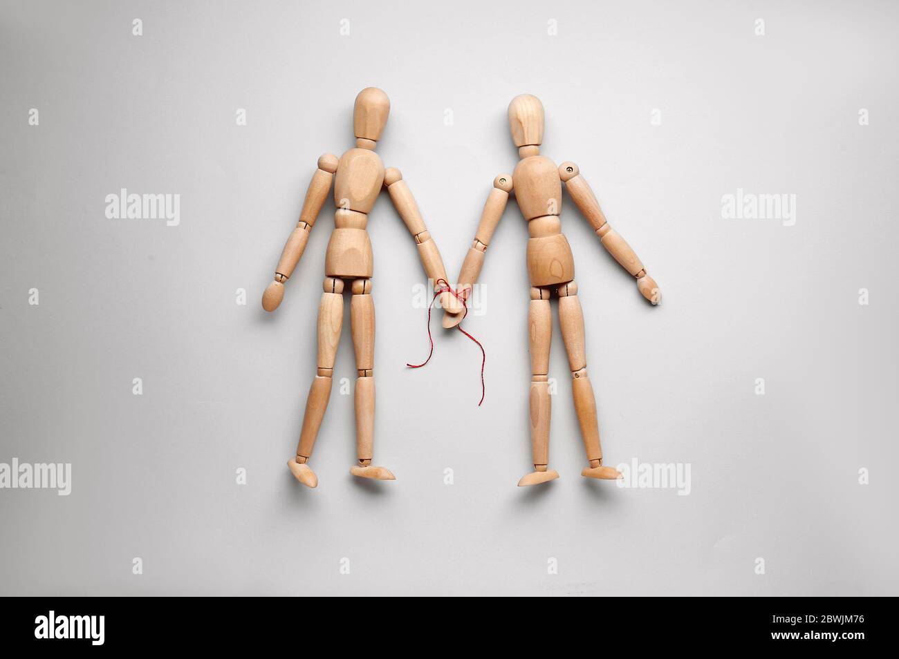 Figure Umane Di Legno Che Tengono Le Mani Su Sfondo Chiaro Concetto Di Unita Foto Stock Alamy