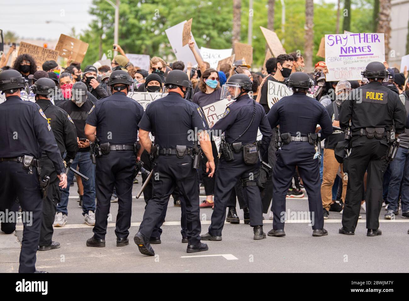 Una manifestazione Black Lives Matter Inland Empire nella città di Riverside, California, USA in protesta della morte di George Floyd un uomo nero di 46 anni, ucciso dalla polizia di Minneapolis il 25 maggio durante l'arresto. Morì dopo che un poliziotto applicò il ginocchio al collo del signor Lloyds per più di nove minuti, mentre il sospetto era a terra e maneggiato. La morte di MR. Floyds ha scatenato massicce proteste in tutti gli Stati Uniti, anche qui a Riverside. Foto Stock