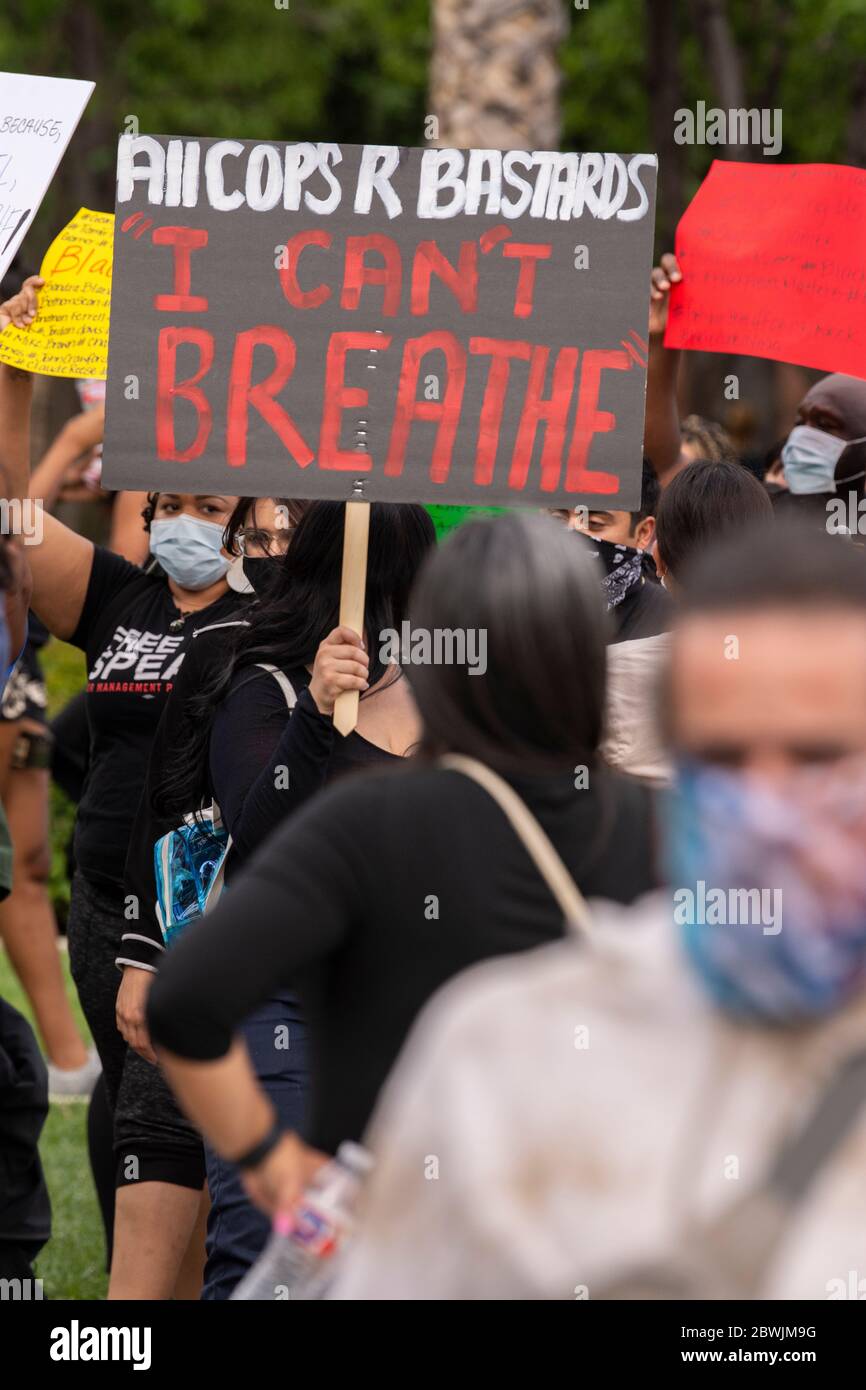 Una manifestazione Black Lives Matter Inland Empire nella città di Riverside, California, USA in protesta della morte di George Floyd un uomo nero di 46 anni, ucciso dalla polizia di Minneapolis il 25 maggio durante l'arresto. Morì dopo che un poliziotto applicò il ginocchio al collo del signor Lloyds per più di nove minuti, mentre il sospetto era a terra e maneggiato. La morte di MR. Floyds ha scatenato massicce proteste in tutti gli Stati Uniti, anche qui a Riverside. Foto Stock