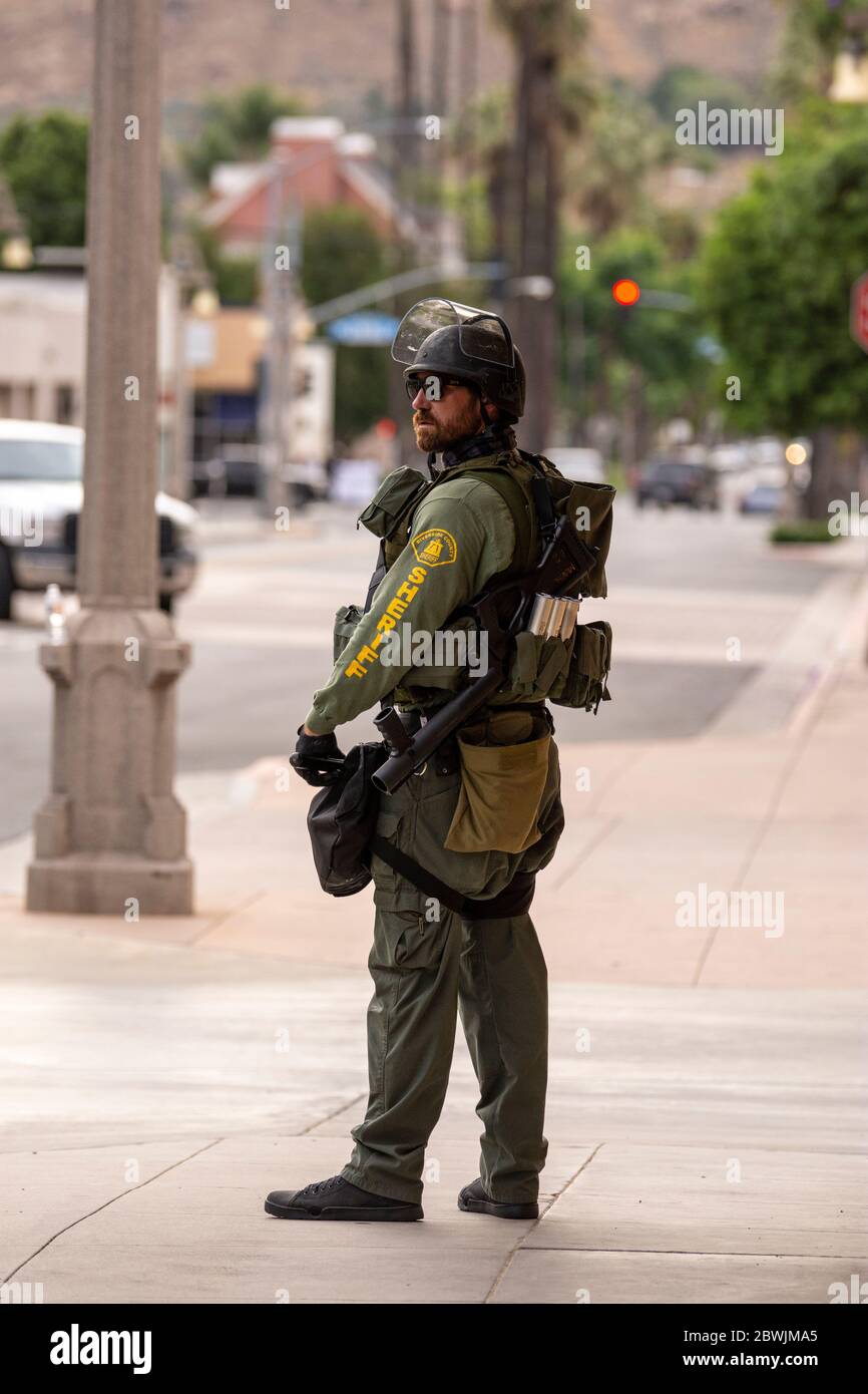 Una manifestazione Black Lives Matter Inland Empire nella città di Riverside, California, USA in protesta della morte di George Floyd un uomo nero di 46 anni, ucciso dalla polizia di Minneapolis il 25 maggio durante l'arresto. Morì dopo che un poliziotto applicò il ginocchio al collo del signor Lloyds per più di nove minuti, mentre il sospetto era a terra e maneggiato. La morte di MR. Floyds ha scatenato massicce proteste in tutti gli Stati Uniti, anche qui a Riverside. Foto Stock