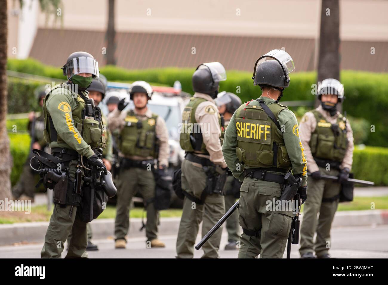 Una manifestazione Black Lives Matter Inland Empire nella città di Riverside, California, USA in protesta della morte di George Floyd un uomo nero di 46 anni, ucciso dalla polizia di Minneapolis il 25 maggio durante l'arresto. Morì dopo che un poliziotto applicò il ginocchio al collo del signor Lloyds per più di nove minuti, mentre il sospetto era a terra e maneggiato. La morte di MR. Floyds ha scatenato massicce proteste in tutti gli Stati Uniti, anche qui a Riverside. Foto Stock