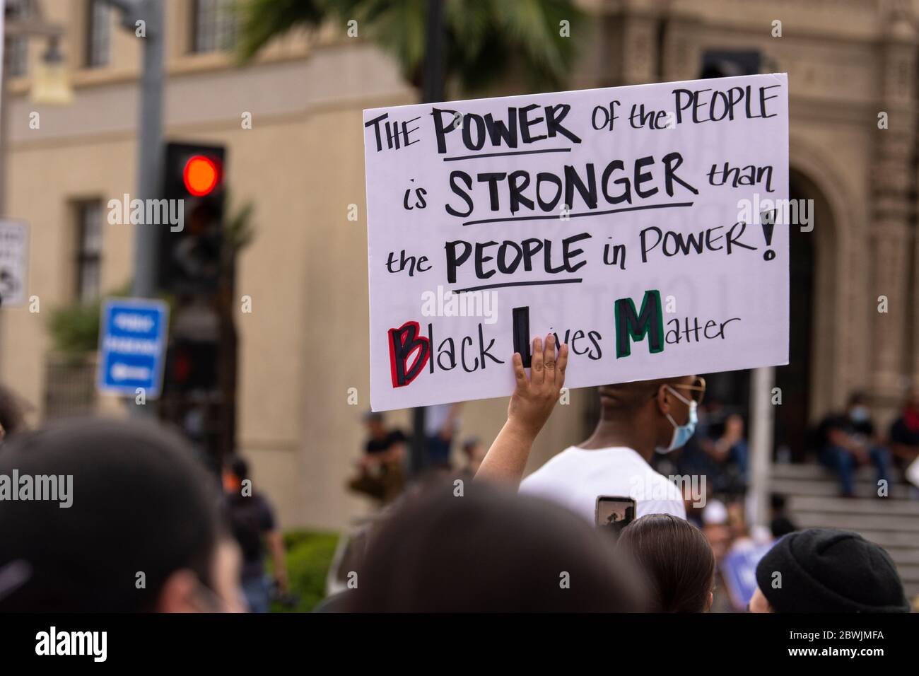 Una manifestazione Black Lives Matter Inland Empire nella città di Riverside, California, USA in protesta della morte di George Floyd un uomo nero di 46 anni, ucciso dalla polizia di Minneapolis il 25 maggio durante l'arresto. Morì dopo che un poliziotto applicò il ginocchio al collo del signor Lloyds per più di nove minuti, mentre il sospetto era a terra e maneggiato. La morte di MR. Floyds ha scatenato massicce proteste in tutti gli Stati Uniti, anche qui a Riverside. Foto Stock
