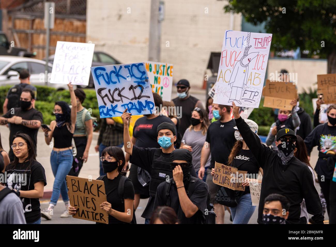Una manifestazione Black Lives Matter Inland Empire nella città di Riverside, California, USA in protesta della morte di George Floyd un uomo nero di 46 anni, ucciso dalla polizia di Minneapolis il 25 maggio durante l'arresto. Morì dopo che un poliziotto applicò il ginocchio al collo del signor Lloyds per più di nove minuti, mentre il sospetto era a terra e maneggiato. La morte di MR. Floyds ha scatenato massicce proteste in tutti gli Stati Uniti, anche qui a Riverside. Foto Stock