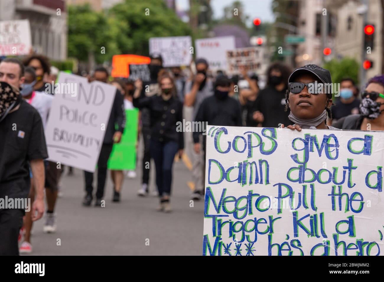 Una manifestazione Black Lives Matter Inland Empire nella città di Riverside, California, USA in protesta della morte di George Floyd un uomo nero di 46 anni, ucciso dalla polizia di Minneapolis il 25 maggio durante l'arresto. Morì dopo che un poliziotto applicò il ginocchio al collo del signor Lloyds per più di nove minuti, mentre il sospetto era a terra e maneggiato. La morte di MR. Floyds ha scatenato massicce proteste in tutti gli Stati Uniti, anche qui a Riverside. Foto Stock