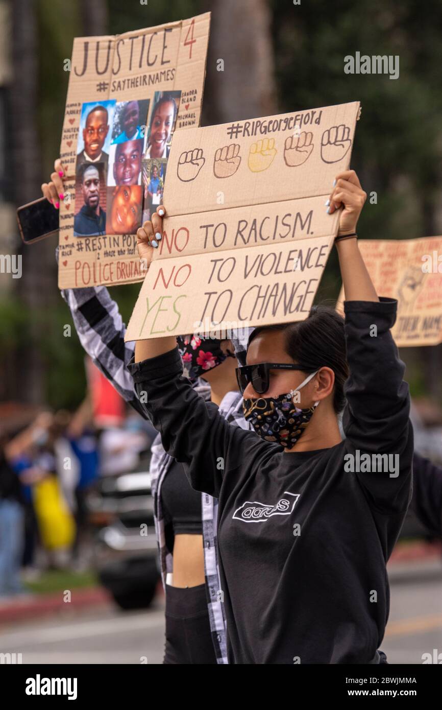 Una manifestazione Black Lives Matter Inland Empire nella città di Riverside, California, USA in protesta della morte di George Floyd un uomo nero di 46 anni, ucciso dalla polizia di Minneapolis il 25 maggio durante l'arresto. Morì dopo che un poliziotto applicò il ginocchio al collo del signor Lloyds per più di nove minuti, mentre il sospetto era a terra e maneggiato. La morte di MR. Floyds ha scatenato massicce proteste in tutti gli Stati Uniti, anche qui a Riverside. Foto Stock