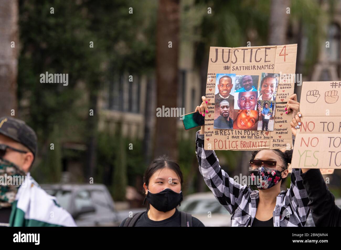 Una manifestazione Black Lives Matter Inland Empire nella città di Riverside, California, USA in protesta della morte di George Floyd un uomo nero di 46 anni, ucciso dalla polizia di Minneapolis il 25 maggio durante l'arresto. Morì dopo che un poliziotto applicò il ginocchio al collo del signor Lloyds per più di nove minuti, mentre il sospetto era a terra e maneggiato. La morte di MR. Floyds ha scatenato massicce proteste in tutti gli Stati Uniti, anche qui a Riverside. Foto Stock