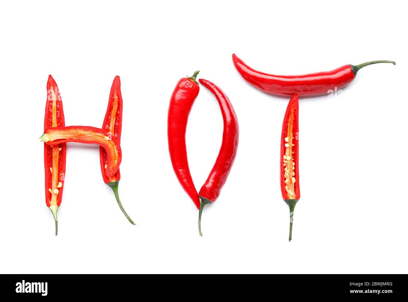Parola CALDO fatto di peperoncino su sfondo bianco Foto Stock