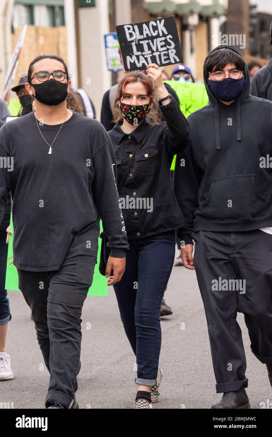 Una manifestazione Black Lives Matter Inland Empire nella città di Riverside, California, USA in protesta della morte di George Floyd un uomo nero di 46 anni, ucciso dalla polizia di Minneapolis il 25 maggio durante l'arresto. Morì dopo che un poliziotto applicò il ginocchio al collo del signor Lloyds per più di nove minuti, mentre il sospetto era a terra e maneggiato. La morte di MR. Floyds ha scatenato massicce proteste in tutti gli Stati Uniti, anche qui a Riverside. Foto Stock