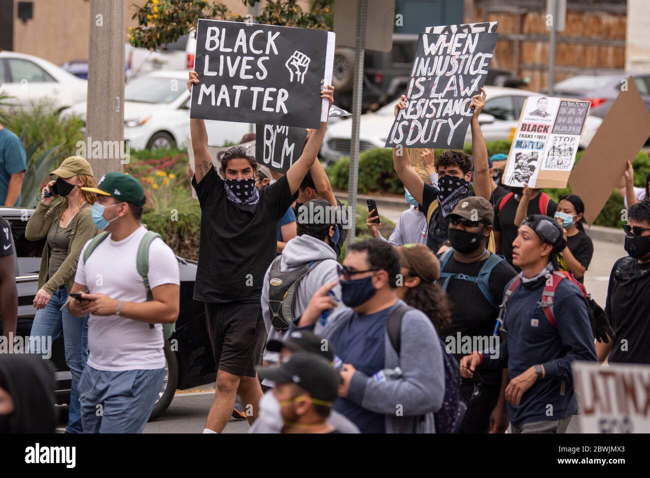 Una manifestazione Black Lives Matter Inland Empire nella città di Riverside, California, USA in protesta della morte di George Floyd un uomo nero di 46 anni, ucciso dalla polizia di Minneapolis il 25 maggio durante l'arresto. Morì dopo che un poliziotto applicò il ginocchio al collo del signor Lloyds per più di nove minuti, mentre il sospetto era a terra e maneggiato. La morte di MR. Floyds ha scatenato massicce proteste in tutti gli Stati Uniti, anche qui a Riverside. Foto Stock