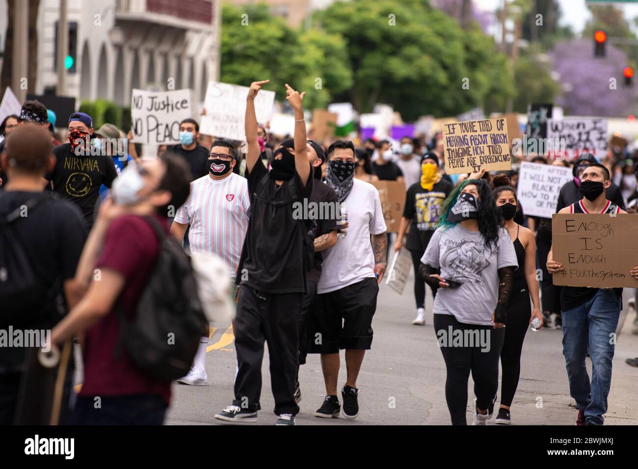 Una manifestazione Black Lives Matter Inland Empire nella città di Riverside, California, USA in protesta della morte di George Floyd un uomo nero di 46 anni, ucciso dalla polizia di Minneapolis il 25 maggio durante l'arresto. Morì dopo che un poliziotto applicò il ginocchio al collo del signor Lloyds per più di nove minuti, mentre il sospetto era a terra e maneggiato. La morte di MR. Floyds ha scatenato massicce proteste in tutti gli Stati Uniti, anche qui a Riverside. Foto Stock