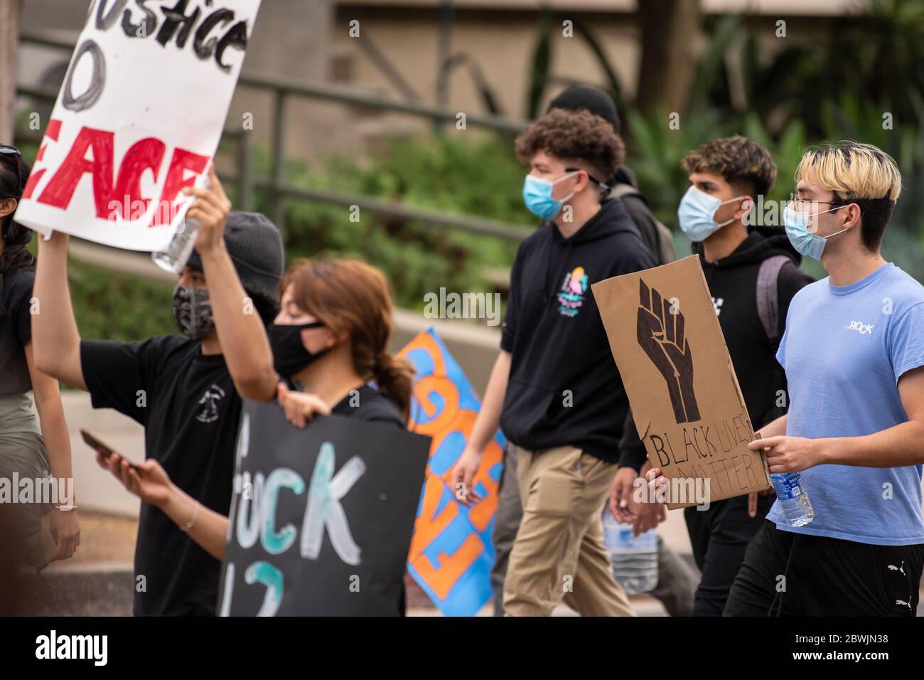 Una manifestazione Black Lives Matter Inland Empire nella città di Riverside, California, USA in protesta della morte di George Floyd un uomo nero di 46 anni, ucciso dalla polizia di Minneapolis il 25 maggio durante l'arresto. Morì dopo che un poliziotto applicò il ginocchio al collo del signor Lloyds per più di nove minuti, mentre il sospetto era a terra e maneggiato. La morte di MR. Floyds ha scatenato massicce proteste in tutti gli Stati Uniti, anche qui a Riverside. Foto Stock