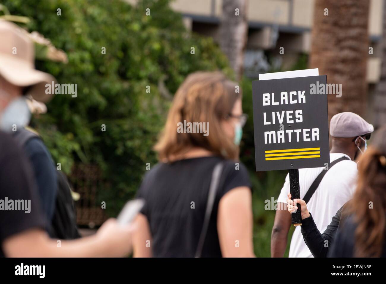 Una manifestazione Black Lives Matter Inland Empire nella città di Riverside, California, USA in protesta della morte di George Floyd un uomo nero di 46 anni, ucciso dalla polizia di Minneapolis il 25 maggio durante l'arresto. Morì dopo che un poliziotto applicò il ginocchio al collo del signor Lloyds per più di nove minuti, mentre il sospetto era a terra e maneggiato. La morte di MR. Floyds ha scatenato massicce proteste in tutti gli Stati Uniti, anche qui a Riverside. Foto Stock