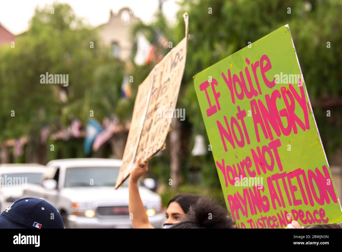 Una manifestazione Black Lives Matter Inland Empire nella città di Riverside, California, USA in protesta della morte di George Floyd un uomo nero di 46 anni, ucciso dalla polizia di Minneapolis il 25 maggio durante l'arresto. Morì dopo che un poliziotto applicò il ginocchio al collo del signor Lloyds per più di nove minuti, mentre il sospetto era a terra e maneggiato. La morte di MR. Floyds ha scatenato massicce proteste in tutti gli Stati Uniti, anche qui a Riverside. Foto Stock