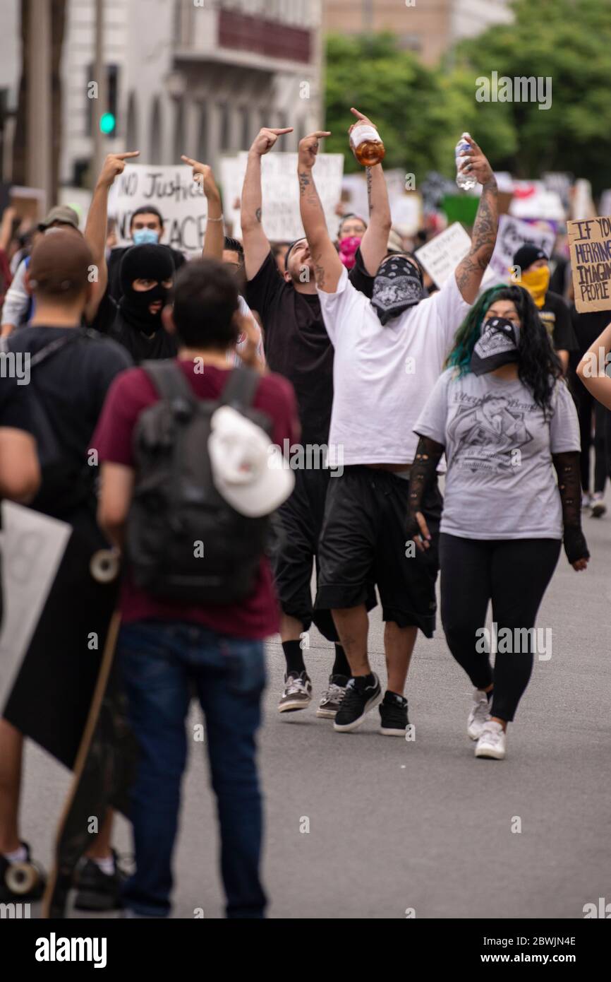 Una manifestazione Black Lives Matter Inland Empire nella città di Riverside, California, USA in protesta della morte di George Floyd un uomo nero di 46 anni, ucciso dalla polizia di Minneapolis il 25 maggio durante l'arresto. Morì dopo che un poliziotto applicò il ginocchio al collo del signor Lloyds per più di nove minuti, mentre il sospetto era a terra e maneggiato. La morte di MR. Floyds ha scatenato massicce proteste in tutti gli Stati Uniti, anche qui a Riverside. Foto Stock