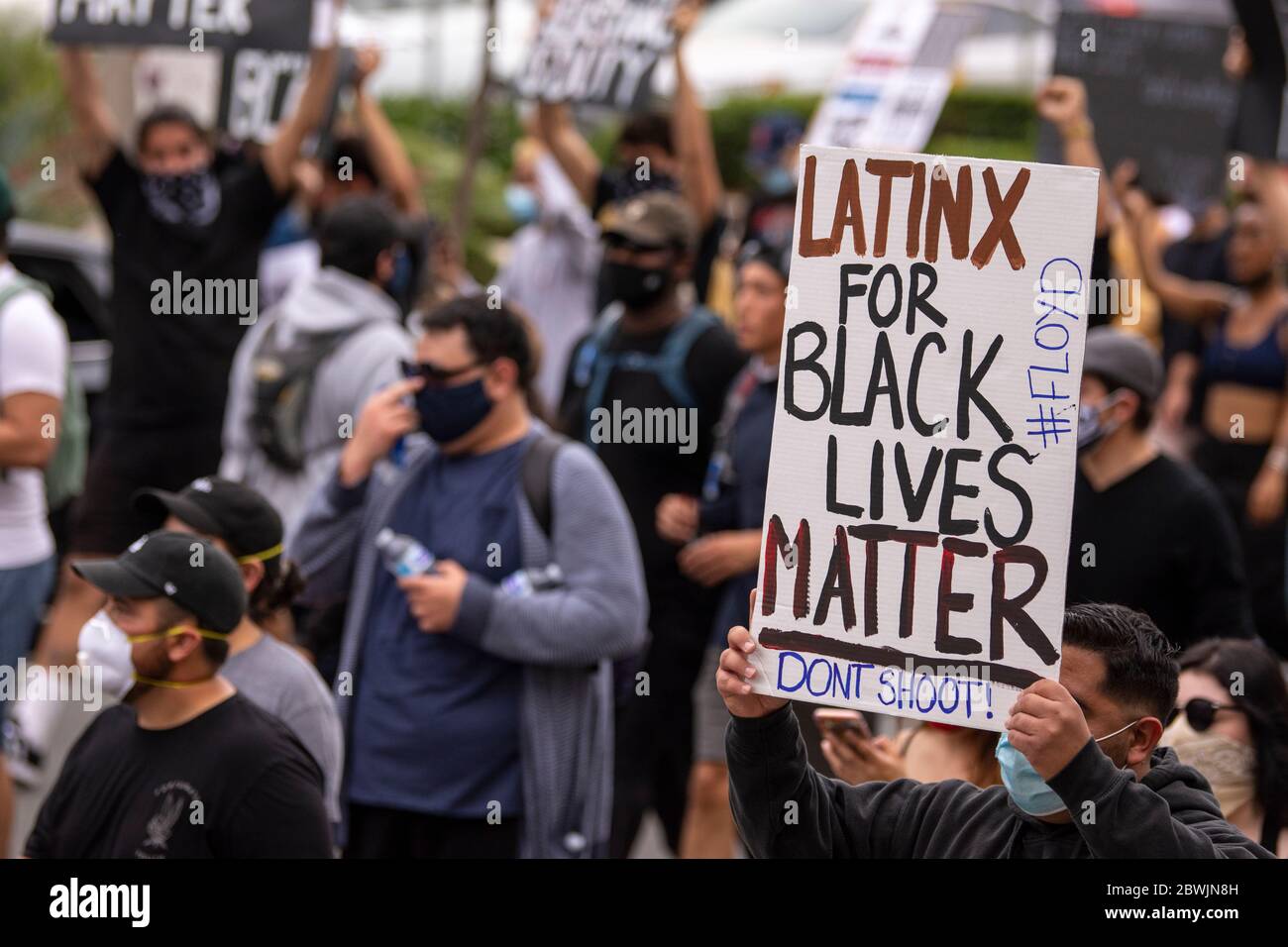 Una manifestazione Black Lives Matter Inland Empire nella città di Riverside, California, USA in protesta della morte di George Floyd un uomo nero di 46 anni, ucciso dalla polizia di Minneapolis il 25 maggio durante l'arresto. Morì dopo che un poliziotto applicò il ginocchio al collo del signor Lloyds per più di nove minuti, mentre il sospetto era a terra e maneggiato. La morte di MR. Floyds ha scatenato massicce proteste in tutti gli Stati Uniti, anche qui a Riverside. Foto Stock