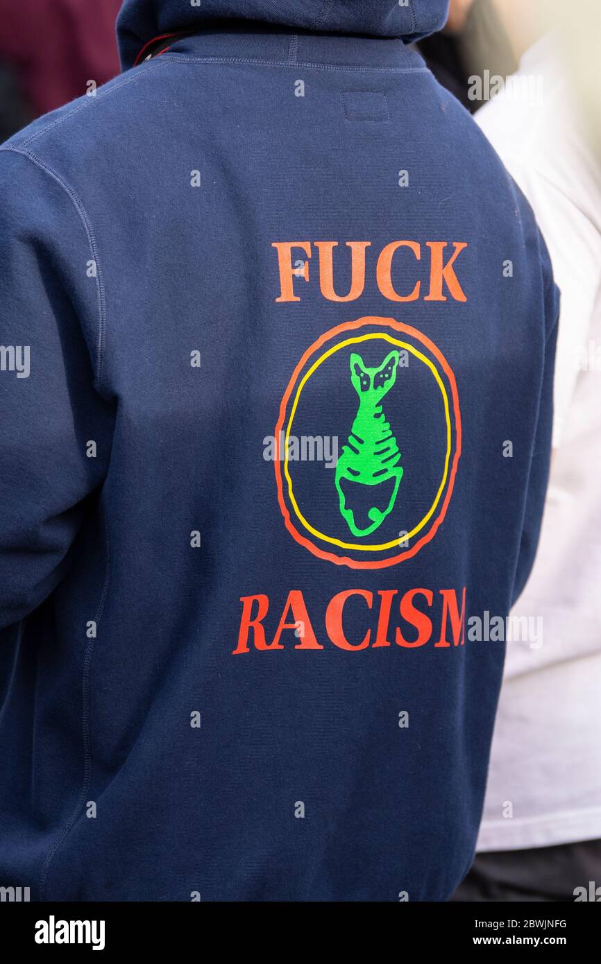 Una manifestazione Black Lives Matter Inland Empire nella città di Riverside, California, USA in protesta della morte di George Floyd un uomo nero di 46 anni, ucciso dalla polizia di Minneapolis il 25 maggio durante l'arresto. Morì dopo che un poliziotto applicò il ginocchio al collo del signor Lloyds per più di nove minuti, mentre il sospetto era a terra e maneggiato. La morte di MR. Floyds ha scatenato massicce proteste in tutti gli Stati Uniti, anche qui a Riverside. Foto Stock