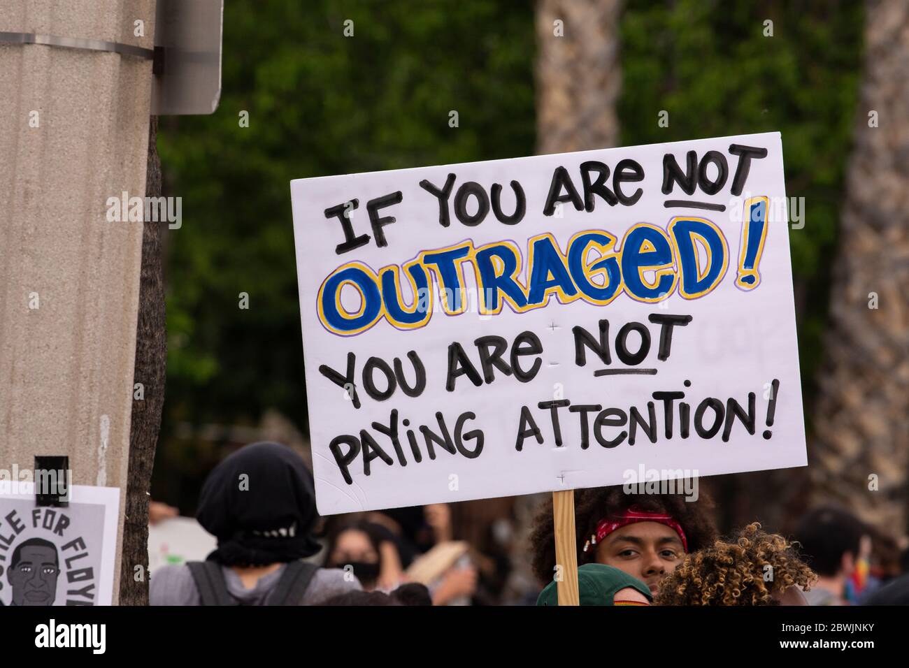 Una manifestazione Black Lives Matter Inland Empire nella città di Riverside, California, USA in protesta della morte di George Floyd un uomo nero di 46 anni, ucciso dalla polizia di Minneapolis il 25 maggio durante l'arresto. Morì dopo che un poliziotto applicò il ginocchio al collo del signor Lloyds per più di nove minuti, mentre il sospetto era a terra e maneggiato. La morte di MR. Floyds ha scatenato massicce proteste in tutti gli Stati Uniti, anche qui a Riverside. Foto Stock