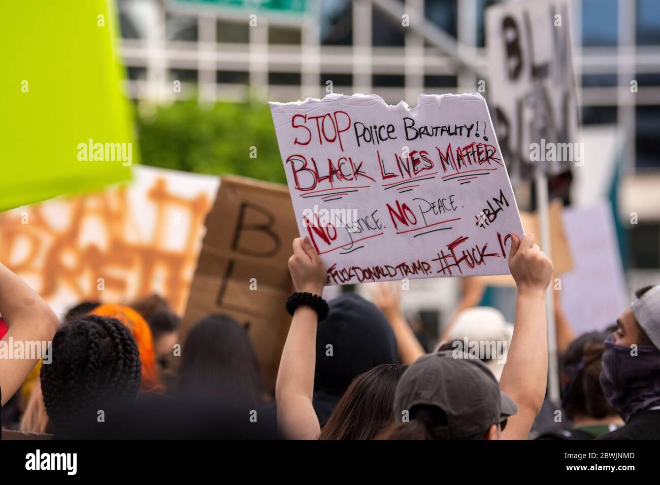 Una manifestazione Black Lives Matter Inland Empire nella città di Riverside, California, USA in protesta della morte di George Floyd un uomo nero di 46 anni, ucciso dalla polizia di Minneapolis il 25 maggio durante l'arresto. Morì dopo che un poliziotto applicò il ginocchio al collo del signor Lloyds per più di nove minuti, mentre il sospetto era a terra e maneggiato. La morte di MR. Floyds ha scatenato massicce proteste in tutti gli Stati Uniti, anche qui a Riverside. Foto Stock