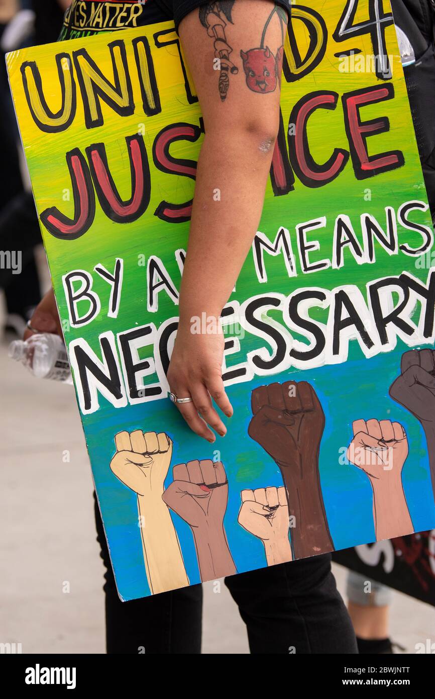 Una manifestazione Black Lives Matter Inland Empire nella città di Riverside, California, USA in protesta della morte di George Floyd un uomo nero di 46 anni, ucciso dalla polizia di Minneapolis il 25 maggio durante l'arresto. Morì dopo che un poliziotto applicò il ginocchio al collo del signor Lloyds per più di nove minuti, mentre il sospetto era a terra e maneggiato. La morte di MR. Floyds ha scatenato massicce proteste in tutti gli Stati Uniti, anche qui a Riverside. Foto Stock