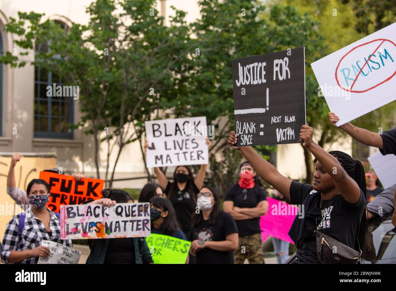 Una manifestazione Black Lives Matter Inland Empire nella città di Riverside, California, USA in protesta della morte di George Floyd un uomo nero di 46 anni, ucciso dalla polizia di Minneapolis il 25 maggio durante l'arresto. Morì dopo che un poliziotto applicò il ginocchio al collo del signor Lloyds per più di nove minuti, mentre il sospetto era a terra e maneggiato. La morte di MR. Floyds ha scatenato massicce proteste in tutti gli Stati Uniti, anche qui a Riverside. Foto Stock