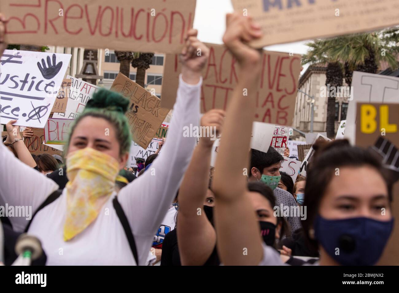 Una manifestazione Black Lives Matter Inland Empire nella città di Riverside, California, USA in protesta della morte di George Floyd un uomo nero di 46 anni, ucciso dalla polizia di Minneapolis il 25 maggio durante l'arresto. Morì dopo che un poliziotto applicò il ginocchio al collo del signor Lloyds per più di nove minuti, mentre il sospetto era a terra e maneggiato. La morte di MR. Floyds ha scatenato massicce proteste in tutti gli Stati Uniti, anche qui a Riverside. Foto Stock