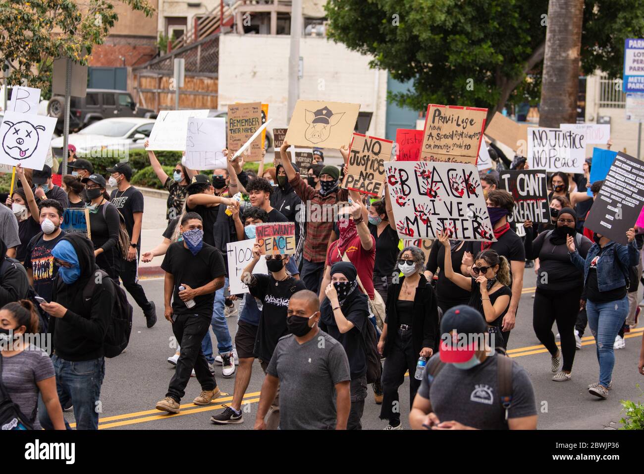 Una manifestazione Black Lives Matter Inland Empire nella città di Riverside, California, USA in protesta della morte di George Floyd un uomo nero di 46 anni, ucciso dalla polizia di Minneapolis il 25 maggio durante l'arresto. Morì dopo che un poliziotto applicò il ginocchio al collo del signor Lloyds per più di nove minuti, mentre il sospetto era a terra e maneggiato. La morte di MR. Floyds ha scatenato massicce proteste in tutti gli Stati Uniti, anche qui a Riverside. Foto Stock