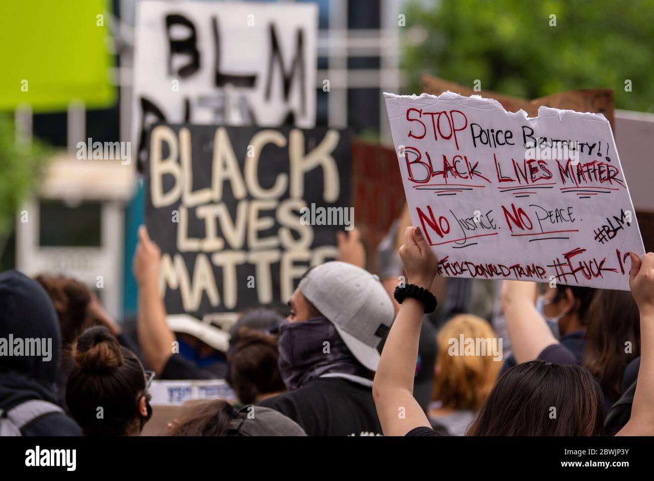 Una manifestazione Black Lives Matter Inland Empire nella città di Riverside, California, USA in protesta della morte di George Floyd un uomo nero di 46 anni, ucciso dalla polizia di Minneapolis il 25 maggio durante l'arresto. Morì dopo che un poliziotto applicò il ginocchio al collo del signor Lloyds per più di nove minuti, mentre il sospetto era a terra e maneggiato. La morte di MR. Floyds ha scatenato massicce proteste in tutti gli Stati Uniti, anche qui a Riverside. Foto Stock