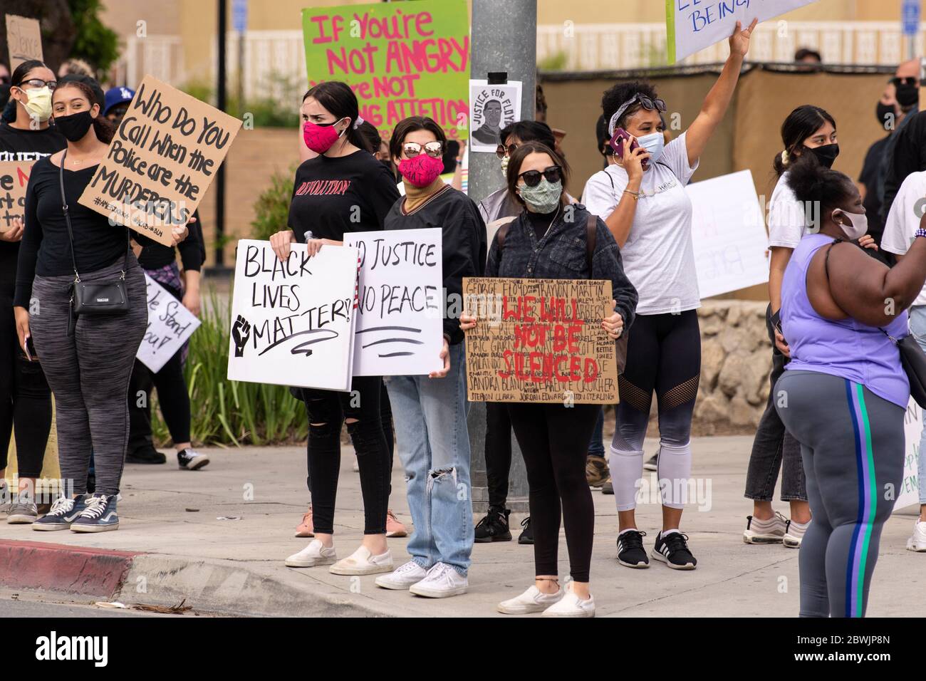 Una manifestazione Black Lives Matter Inland Empire nella città di Riverside, California, USA in protesta della morte di George Floyd un uomo nero di 46 anni, ucciso dalla polizia di Minneapolis il 25 maggio durante l'arresto. Morì dopo che un poliziotto applicò il ginocchio al collo del signor Lloyds per più di nove minuti, mentre il sospetto era a terra e maneggiato. La morte di MR. Floyds ha scatenato massicce proteste in tutti gli Stati Uniti, anche qui a Riverside. Foto Stock